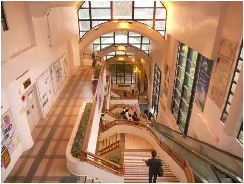 她是首富的原配,31歲不顧一切嫁給李嘉誠,卻在58歲服毒自殺