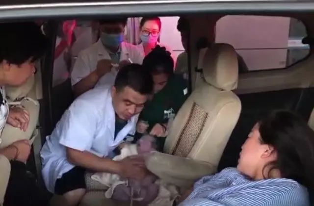 珍貴初吻初生女嬰無呼吸 醫師一口吸出窒息羊水救命