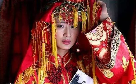 為了三萬彩禮金,我被賣給比我大10歲聾子當妻子,洞房花燭夜家婆拿出一樣東西,我頓時泣不成聲