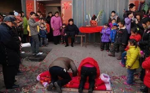 為了三萬彩禮金,我被賣給比我大10歲聾子當妻子,洞房花燭夜家婆拿出一樣東西,我頓時泣不成聲