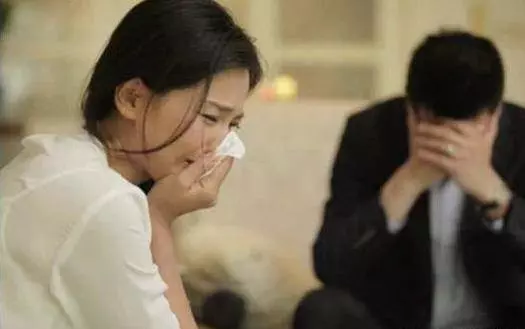 為了三萬彩禮金,我被賣給比我大10歲聾子當妻子,洞房花燭夜家婆拿出一樣東西,我頓時泣不成聲