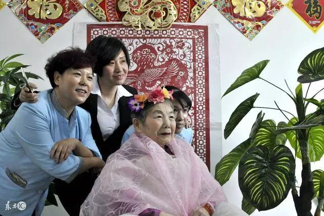 丈夫遭遇車禍失去生育能力,半年後我懷了孩子,當知道孩子親爸,家婆嚇得跪倒在地