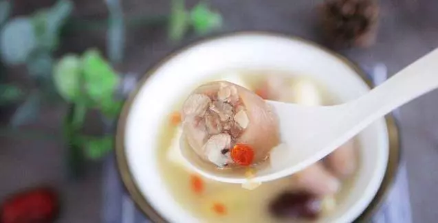 女人一定要常喝這碗湯,補腰又養顏,腰酸背痛的人要多吃