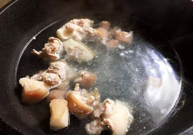 女人一定要常喝這碗湯,補腰又養顏,腰酸背痛的人要多吃