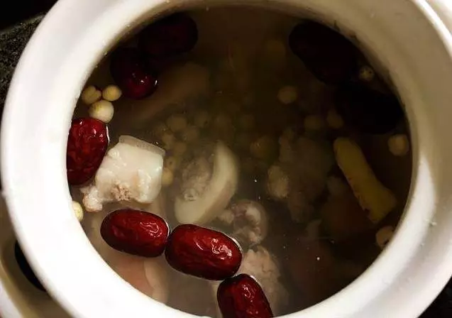 女人一定要常喝這碗湯,補腰又養顏,腰酸背痛的人要多吃