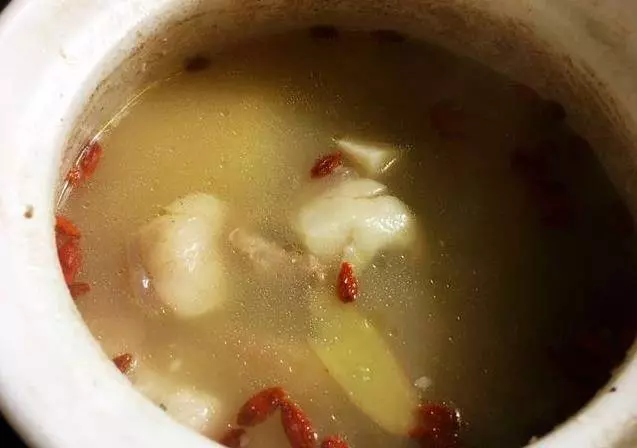 女人一定要常喝這碗湯,補腰又養顏,腰酸背痛的人要多吃