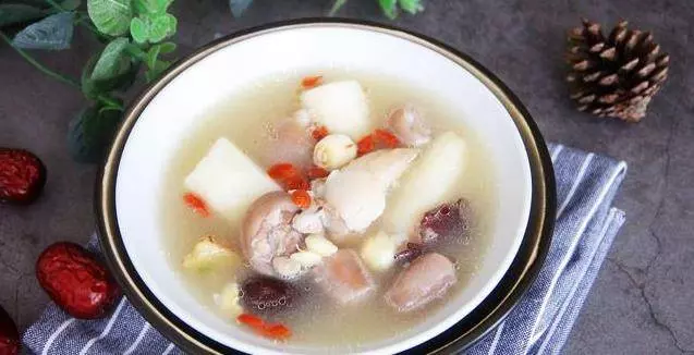 女人一定要常喝這碗湯,補腰又養顏,腰酸背痛的人要多吃