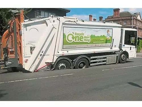 英國熱到衛星圖變色 馬路瀝青融化車胎陷入