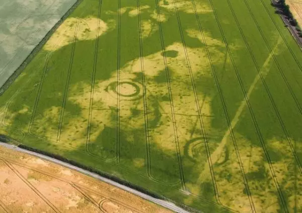 英國熱到衛星圖變色 馬路瀝青融化車胎陷入