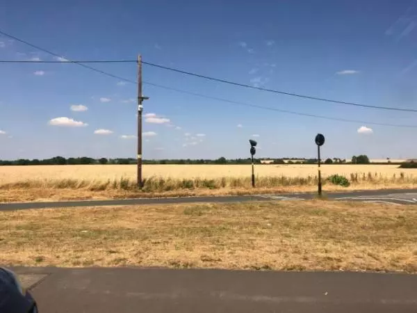 英國熱到衛星圖變色 馬路瀝青融化車胎陷入