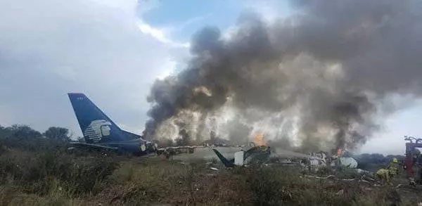 墨客機遇冰雹風暴墜毀 全機103人 奇蹟生還