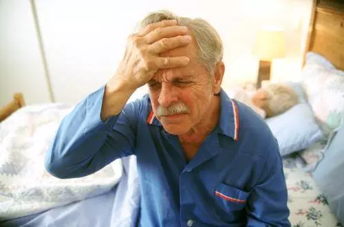 腦中風都是「吃」出來的?醫生:過了50歲,這3種食物再喜歡也要忌口,戒掉4惡習,腦血管不好的人注意!