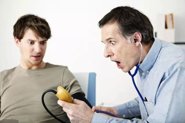 腦中風都是「吃」出來的?醫生:過了50歲,這3種食物再喜歡也要忌口,戒掉4惡習,腦血管不好的人注意!