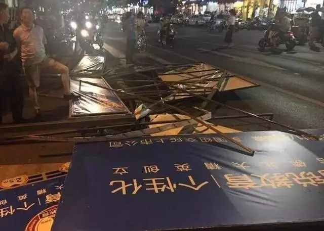 失控奔馳鬧市撞人致4死13傷監控錄下驚恐瞬間