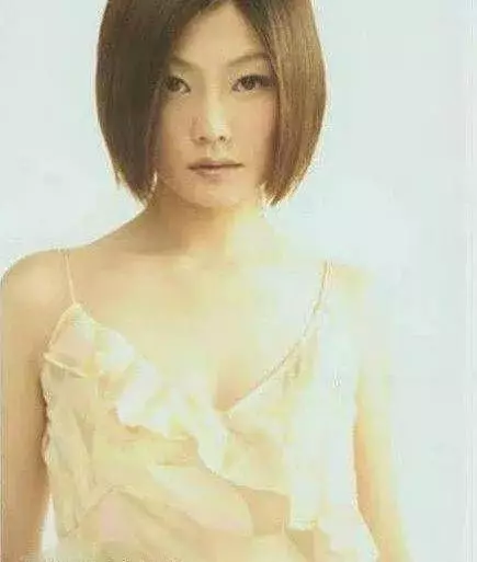 19歲成名,結婚兩次被渣男騙光積蓄,如今胖到認不出