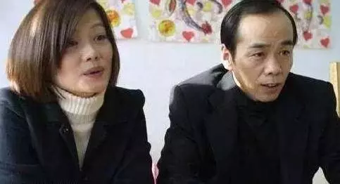 19歲成名,結婚兩次被渣男騙光積蓄,如今胖到認不出
