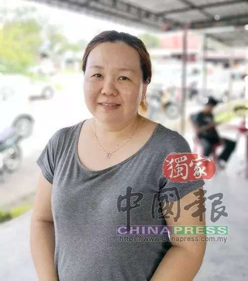 貪玩貓咪爬上30呎老樹 消拯員爬雲梯救貓