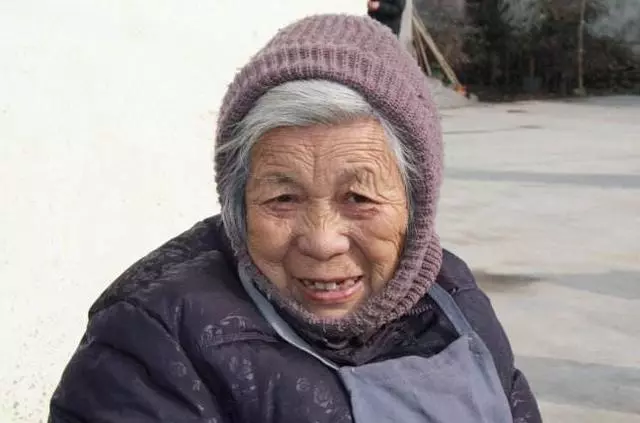 婆婆三個月不洗腳,兒媳嫌臭,去房裡偷摸看一眼,紅了眼眶