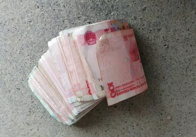 丈母娘買房,非逼女婿出十萬,女婿甩兩千就走,回家推開門,蒙了