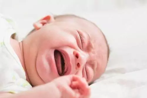 兒子吃母乳後卻離奇死亡,得知原因後,老公大罵:你不配當媽!