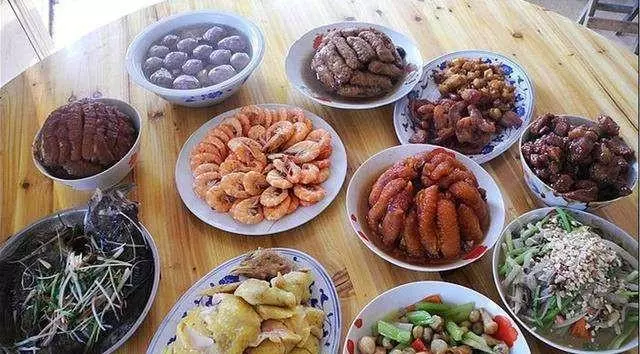 頭次去女友家吃飯,飯菜挺好吃,吃完去廚房倒水時,一時無語
