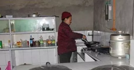 頭次去女友家吃飯,飯菜挺好吃,吃完去廚房倒水時,一時無語