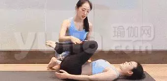 5個瑜伽動作疏通腰椎,瘦腰又養生,還能預防腰椎疼痛