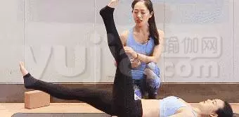 5個瑜伽動作疏通腰椎,瘦腰又養生,還能預防腰椎疼痛