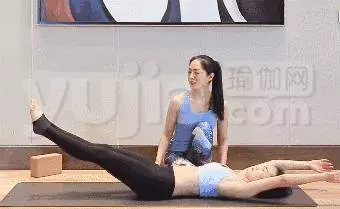 5個瑜伽動作疏通腰椎,瘦腰又養生,還能預防腰椎疼痛