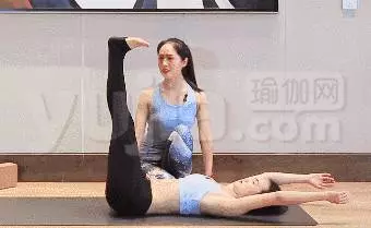 5個瑜伽動作疏通腰椎,瘦腰又養生,還能預防腰椎疼痛