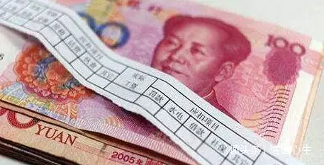 結婚後把工資都交給母親,妻子生育時要取錢,看見餘額後他蒙了