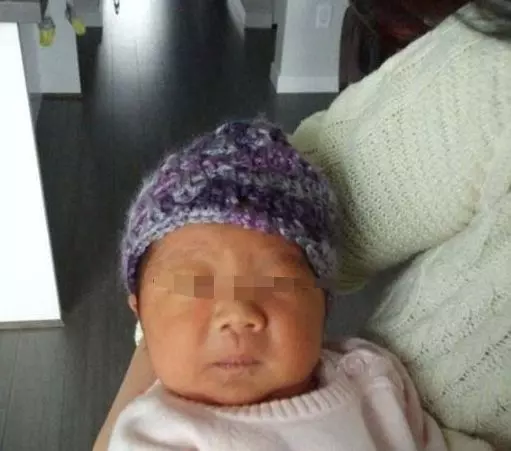 結婚後把工資都交給母親,妻子生育時要取錢,看見餘額後他蒙了