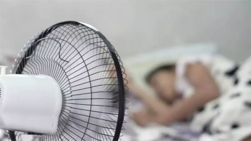 晚上睡覺最好不要開風扇否則