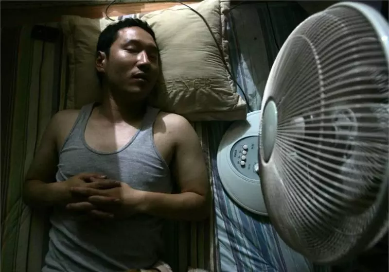 晚上睡覺最好不要開風扇否則