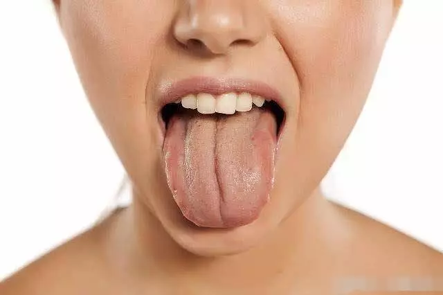 女人濕氣重,身體3個部位可能會有變化,若你沒中就偷著樂吧