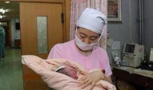 生個女兒,婆婆讓女子回自己家坐月子,姐姐開跑車來接,婆婆無語