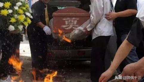 老婆車禍去世,推進火化爐內傳來哭喊聲,工作人員告訴真相,蒙了
