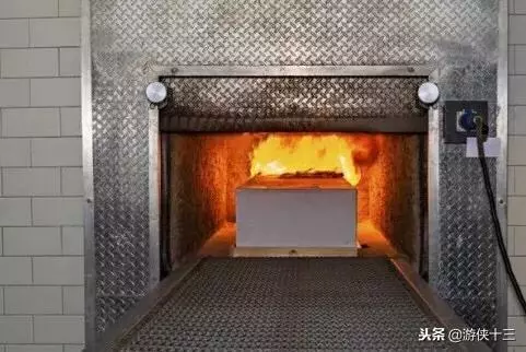 老婆車禍去世,推進火化爐內傳來哭喊聲,工作人員告訴真相,蒙了
