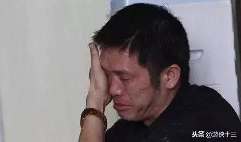 老婆車禍去世,推進火化爐內傳來哭喊聲,工作人員告訴真相,蒙了
