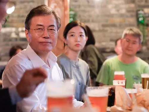 文在寅現身啤酒屋 與民眾開「臨時啤酒會議」