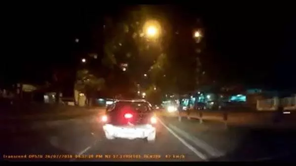 華裔貨卡司機蓄意追撞轎車,不但挑釁對方報警,臨走前還故意二度倒車撞擊,態度惡劣