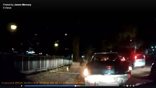 華裔貨卡司機蓄意追撞轎車,不但挑釁對方報警,臨走前還故意二度倒車撞擊,態度惡劣