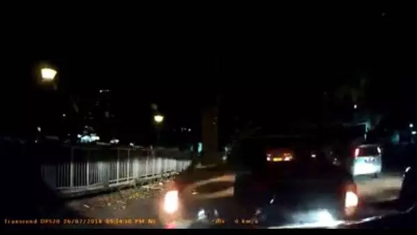 華裔貨卡司機蓄意追撞轎車,不但挑釁對方報警,臨走前還故意二度倒車撞擊,態度惡劣