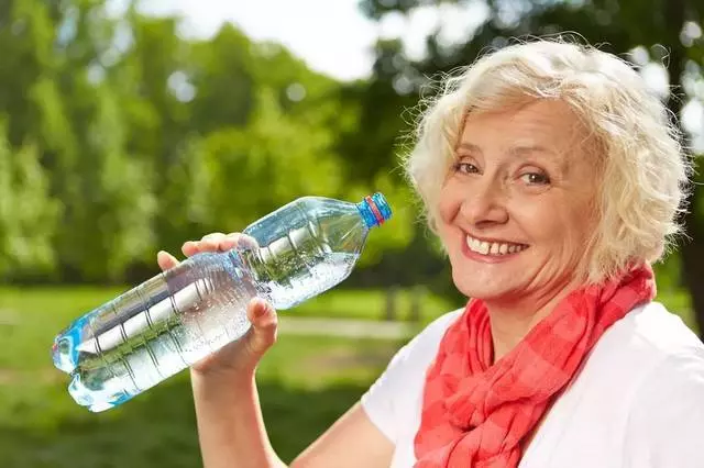 這樣喝水會「水中毒」為你的細胞和心臟著想,夏天請這樣喝水