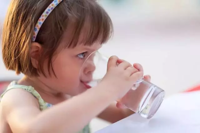 這樣喝水會「水中毒」為你的細胞和心臟著想,夏天請這樣喝水