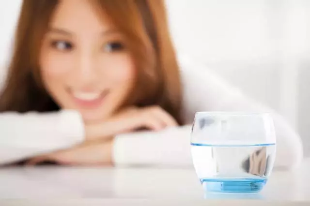 這樣喝水會「水中毒」為你的細胞和心臟著想,夏天請這樣喝水