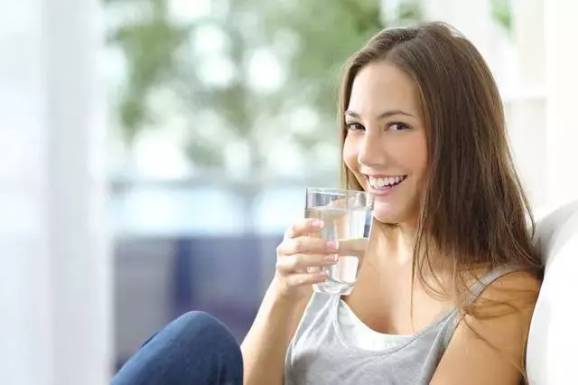 這樣喝水會「水中毒」為你的細胞和心臟著想,夏天請這樣喝水