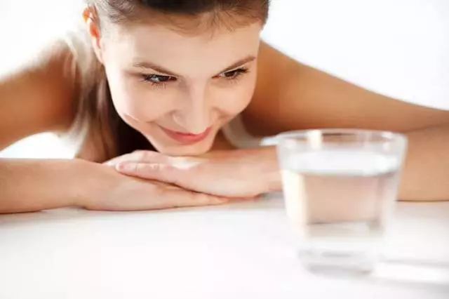 這樣喝水會「水中毒」為你的細胞和心臟著想,夏天請這樣喝水