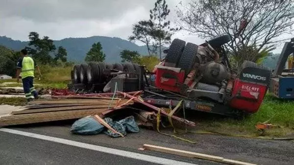 孕婦車禍拋出車外亡 腹中嬰被「擠出」奇蹟生還