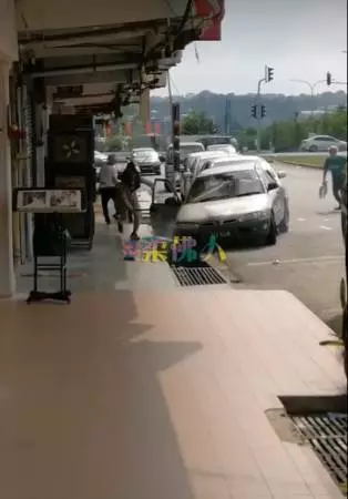 搶劫後匪車「卡」溝渠 刀匪棄車逃